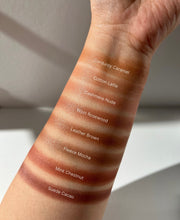 Charger l'image dans la galerie, ROUGE À LÈVRES MATTE CRÉMEUX RÉTRACTABLE