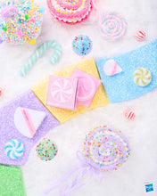 Charger l'image dans la galerie, BEAUTY CREATIONS X CANDY LAND - COFFRET DE POUDRE DE SET ET DE HOUPETTE
